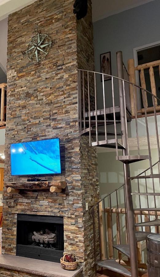 Spacious Downtown Condo Walking Distance To Downtown Gatlinburg Sleeps 6 Guests Екстериор снимка