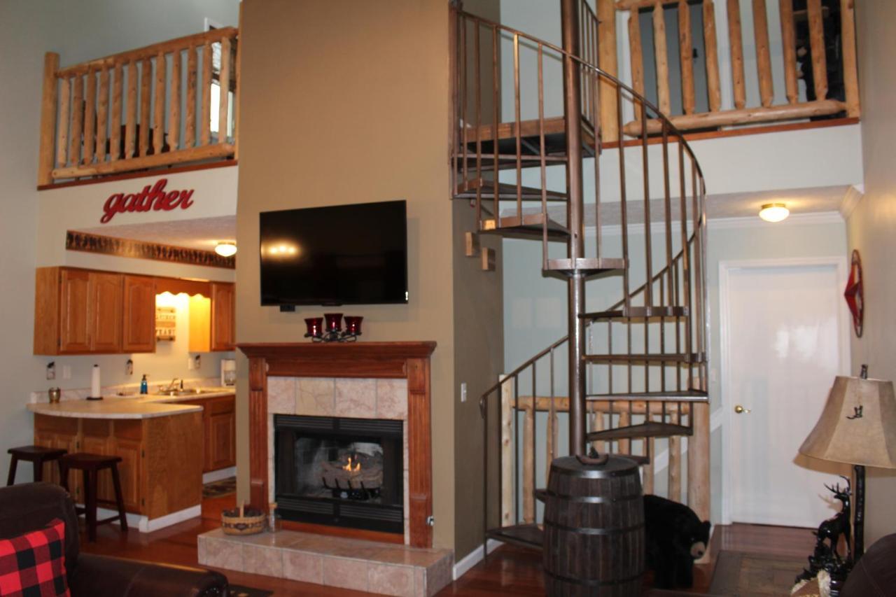 Spacious Downtown Condo Walking Distance To Downtown Gatlinburg Sleeps 6 Guests Екстериор снимка