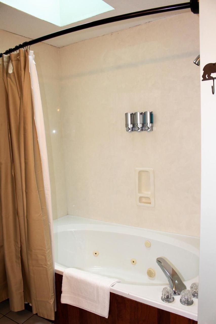 Spacious Downtown Condo Walking Distance To Downtown Gatlinburg Sleeps 6 Guests Екстериор снимка