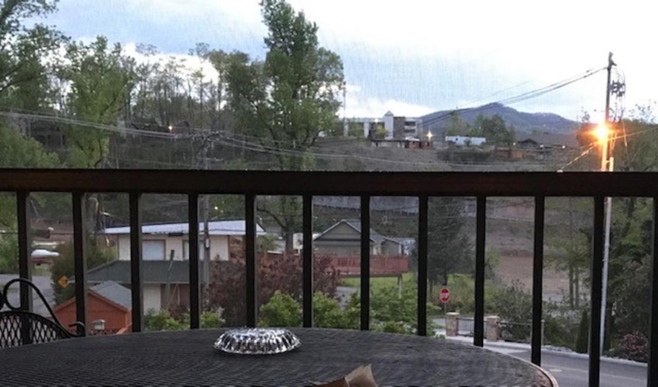 Spacious Downtown Condo Walking Distance To Downtown Gatlinburg Sleeps 6 Guests Екстериор снимка