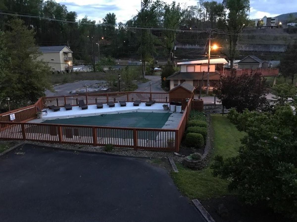 Spacious Downtown Condo Walking Distance To Downtown Gatlinburg Sleeps 6 Guests Екстериор снимка