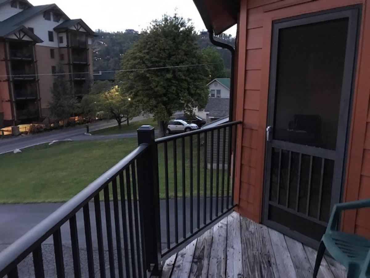 Spacious Downtown Condo Walking Distance To Downtown Gatlinburg Sleeps 6 Guests Екстериор снимка