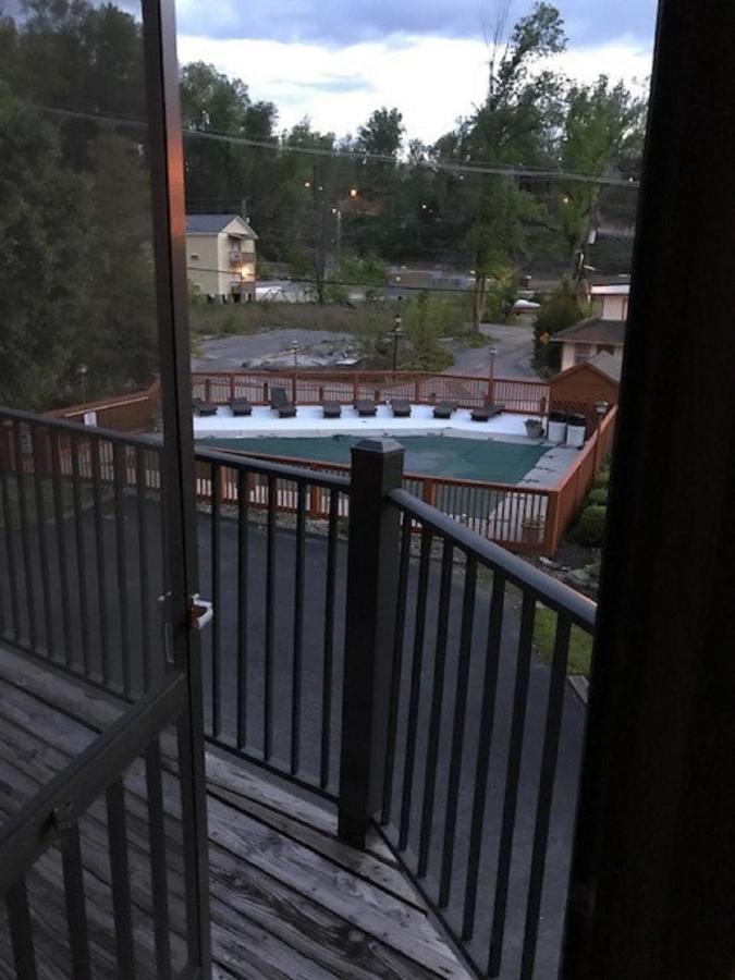Spacious Downtown Condo Walking Distance To Downtown Gatlinburg Sleeps 6 Guests Екстериор снимка